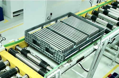 左手訂單右手擴產(chǎn) 動力電池產(chǎn)業(yè)迎來爆發(fā)式增長，搶人大戰(zhàn)悄然上演